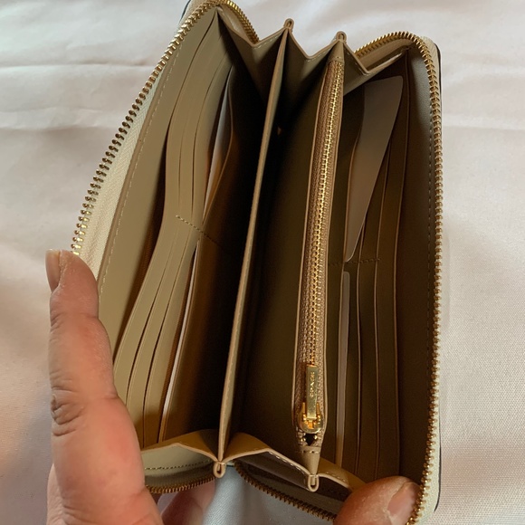 🎉Host Pick🎉 NWT White Embossed Coach Wallet  / Wristlet in White with Bo… - Picture 6 of 15